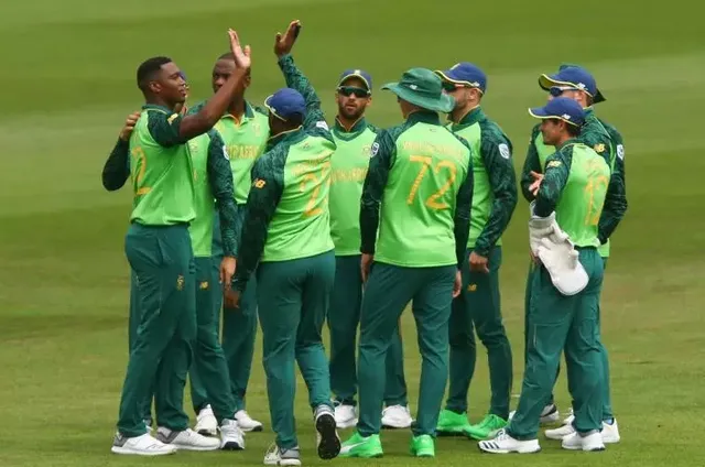 ଆରମ୍ଭ ହେଲା ବିଶ୍ୱକପ୍ ଲଢେଇ । ପ୍ରଥମ ମ୍ୟାଚରେ ଟସ୍ ଜିତି ଦକ୍ଷିଣ ଆଫ୍ରିକାର ବୋଲିଂ ନିଷ୍ପତି, ପ୍ରଥମ ଓଭରରେ ଇଂଲଣ୍ଡକୁ ଝଟକା ।