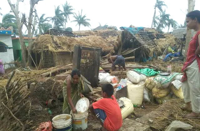 ‘ଫୋନି’ ପାଇଁ ଫାଇଟ୍ । ଅସହ୍ୟ ତାତିକୁ ଖାତିର କଲେନି, ନିଜର ୨ ବର୍ଷର କୁନି ଛୁଆକୁ ସାଥିରେ ଧରି ହସିହସି ଡ୍ୟୁଟି କଲେ, ସେବା ଧର୍ମରେ ଉଦାହରଣ ପାଲଟିଲେ କନଷ୍ଟେବଳ ସଂଯୁକ୍ତା ।