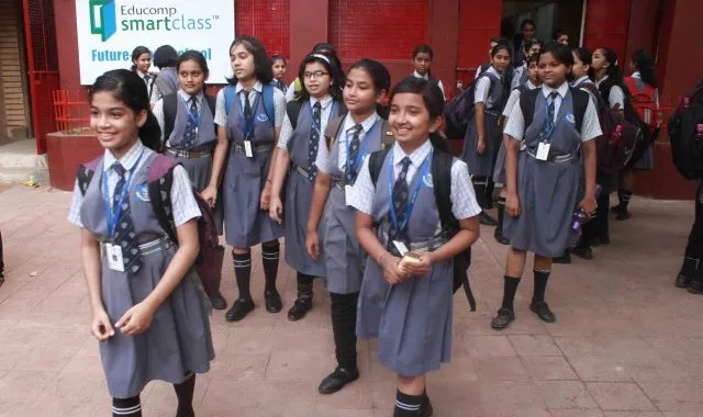 ବାତ୍ୟା ପ୍ରଭାବିତ ୫ ଜିଲ୍ଲାରେ ଘରୋଇ ସ୍କୁଲକୁ ମାସକର ସ୍କୁଲ ଫି’ ଛାଡ କରିବାକୁ ଏସଆରସିଙ୍କ ଆହ୍ୱାନ । ଜାଣନ୍ତୁ ତାଲିକାରେ କେଉଁ ୫ ଜିଲ୍ଲା ରହିଛି ।