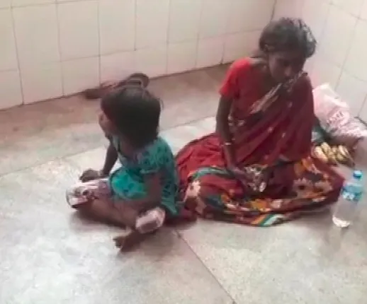 ଅସହାୟତାର କରୁଣ ଚିତ୍ର : ହସ୍ପିଟାଲ ବେଡ଼ରେ ମା’, ଚିକିତ୍ସା ପାଇଁ ବାଧ୍ୟ ହୋଇ ଭିକ ମାଗୁଛି ୬ ବର୍ଷୀୟା ଝିଅ