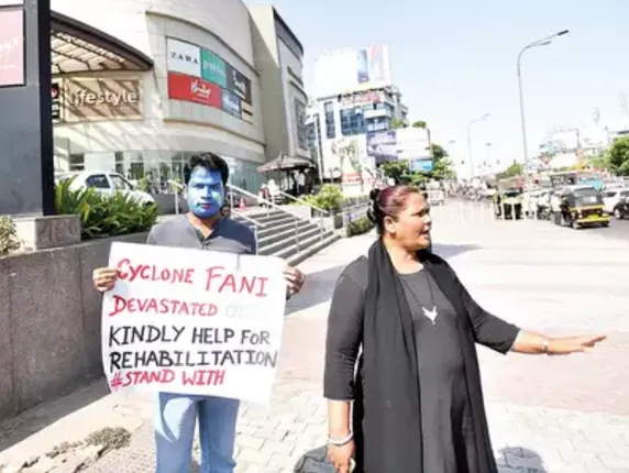 ସୋଫେନଙ୍କୁ ସଲାମ୍ ! ବାତ୍ୟା ‘ଫୋନି’ ପୀଡିତଙ୍କୁ ସହାୟତା ପାଇଁ ପୁନେରେ ବୁଲି ବୁଲି ଏକାଠି କରୁଛନ୍ତି ଟଙ୍କା ।