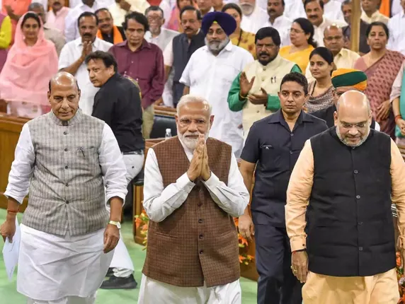 ମୋଦିଙ୍କ ବାସଭବନରେ ପହଞ୍ଚୁଛନ୍ତି ସାଂସଦ । ସମ୍ଭାବ୍ୟ ମନ୍ତ୍ରୀଙ୍କ ସହ ମୋଦି କରିବେ ଆଲୋଚନା ।