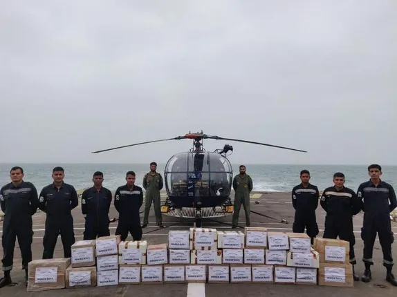 କେତେବେଳେ ଆକାଶପଥରେ ତ ପୁଣି କେତେବେଳେ ଜଳପଥରେ । ଫୋନି ଯିବା ପରେ ନୌସେନା ଯବାନ ଦେଖାଉଛନ୍ତି ଅଦମ୍ୟ ସାହସ, ବାତ୍ୟା ପୀଡିତଙ୍କ ପାଇଁ ସାଜିଛନ୍ତି ଦେବଦୂତ ।