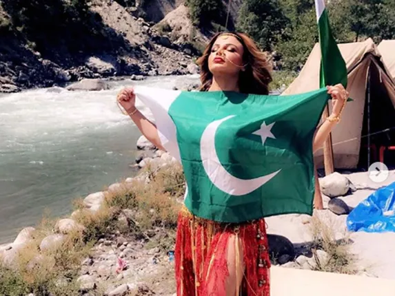 ପାକିସ୍ତାନ ପତାକାକୁୁ ଛାତିରେ ଲଗାଇ ଟ୍ରୋଲର ଶିକାର ହେଲେ କଣ୍ଟ୍ରୋଭର୍ସିଆଲ୍ କୁଇନ୍ ରାକ୍ଷୀ ସାୱନ୍ତ ! ଫ୍ୟାନ୍ସ କହିଲେ ଦେଶଦ୍ରୋହୀ ।