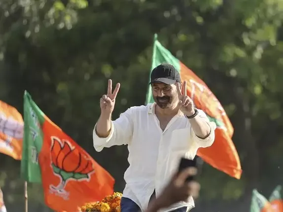 ଅଳ୍ପକେ ବର୍ତ୍ତିଲେ ବିଜେପି ପ୍ରାର୍ଥୀ ସନ୍ନି ଦେଓଲ । ପ୍ରଚାର କରିବାକୁ ଯାଉଥିବା ବେଳେ କାର ହେଲା ଦୁର୍ଘଟଣାଗ୍ରସ୍ତ ।