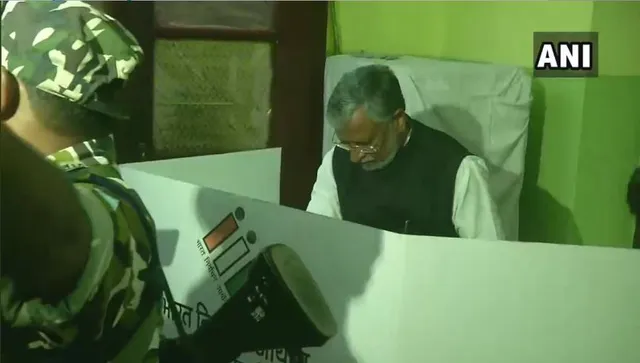 ଶେଷ ପର୍ଯ୍ୟାୟରେ ଭୋଟ୍ ଦେଉଛନ୍ତି ହେଭିୱେଟ୍: ପାଟନାରେ ଧାଡିରେ ଠିଆ ହୋଇ ମତଦାନ କଲେ ବିହାର ଉପମୁଖ୍ୟମନ୍ତ୍ରୀ ସୁଶୀଲ ମୋଦି