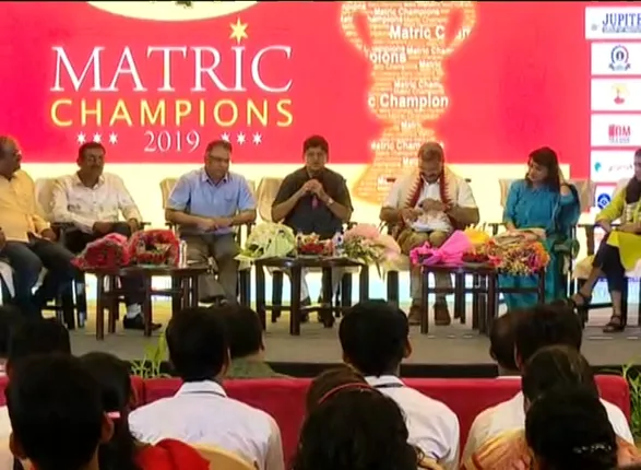 ମାଟ୍ରିକ ପରୀକ୍ଷାର ମେଧାବୀ ଛାତ୍ରଛାତ୍ରୀଙ୍କୁ ସମ୍ବାଦ ପକ୍ଷରୁ ସମ୍ବର୍ଦ୍ଧନା ।  ସ୍ୱତନ୍ତ୍ର ଉତ୍ସବ ‘ମାଟ୍ରିକ ଚାମ୍ପିୟନ୍ସ’ରେ ଏ ୱାନ ଗ୍ରେଡ ପାଇଥିବା ୨୭୬ମେଧାବୀଙ୍କୁ ସମ୍ବର୍ଦ୍ଧନା