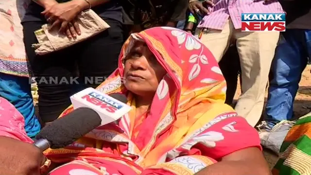 ରିଲିଫ ପାଇଁ ଘଣ୍ଟାଘଣ୍ଟା ଧରି ଅପେକ୍ଷା କରିଛନ୍ତି ବାତ୍ୟା ବିପନ୍ନ । ହେଲେବି ମିଳିନାହିଁ ରିଲିଫ, ସରକାରଙ୍କୁ ଦୋଷ ଦେଲେ ଲୋକ