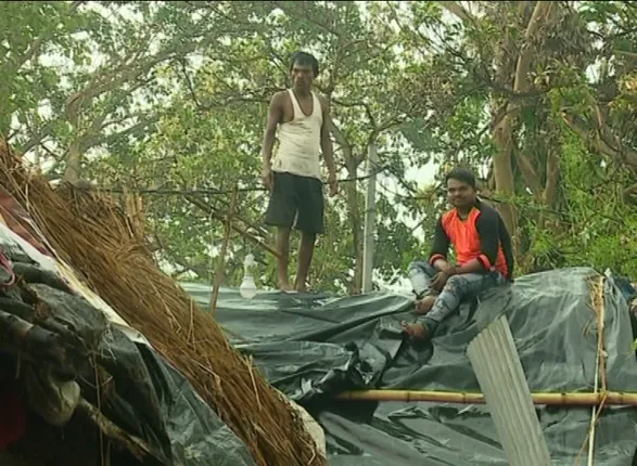 କଟକକୁ ବି ଛାଡିନାହିଁ ଫୋନି ! ଖୋଲା ଆକାଶ ତଳେ ବିତୁଛି ଅନେକ ପରିବାରର ଜୀବନ, କେବଳ ପ୍ରଶାସନର ସହାୟତାକୁ ରହିଛି ଅପେକ୍ଷା