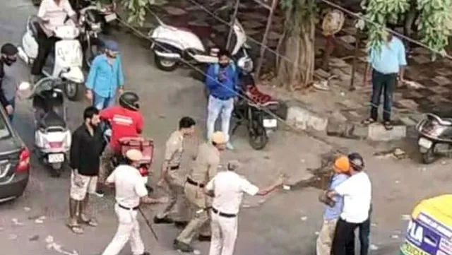 ସୀମା ଟପିଲା ବର୍ବରତା : ଦିଲ୍ଲୀରେ ବିଚ ରାସ୍ତାରେ ଡ୍ରାଇଭରକୁ ନିସ୍ତୁକ ପିଟିଲା ପୁଲିସ । ଉତ୍ୟକ୍ତ ଲୋକଙ୍କ ଥାନା ଘେରାଉ