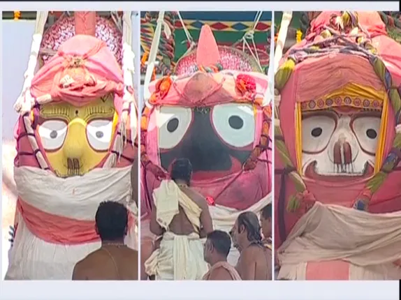 ଅଣସର ପିଣ୍ଡିରେ ଚତୁର୍ଦ୍ଧାମୂରତି ! ଶୁକ୍ଳ ବସ୍ତ୍ର ପରିଧାନ କରିବା ସହ ଧଳାଫୁଲ ହେଲା ଲାଗି