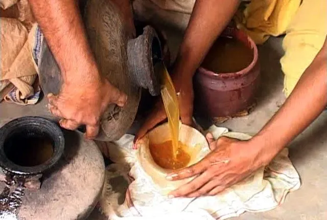 ଅଣସର ଘରେ ଜରରେ ଶ୍ରୀଜିଉ ! ଉପଶମ ଲାଗି ଶ୍ରୀଅଙ୍ଗରେ ଲାଗିଲା ଫୁଲୁରୀ ତେଲ