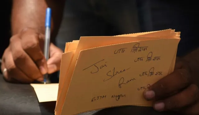 ଡାକ ବିଭାଗ ପାଇଁ ମୁଣ୍ଡ ବ୍ୟଥାର କାରଣ ପାଲଟିଲା ବିଜେପି-ମମତା ଲଢ଼େଇ : ପରସ୍ପରକୁ ପୋଷ୍ଟକାର୍ଡ ପଠାଇବା ଯୁଦ୍ଧରେ ପେସି ହେଉଛି ବିଚରା ଡାକ ବିଭାଗ