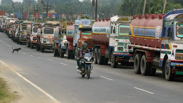 ଭାରତର ଫଳ ଏବଂ ପନିପରିବା ଉପରେ ନେପାଳ ସରକାର ଲଗାଇଲେ ବ୍ୟାନ୍ ! ସୀମାରେ ଫଳ ଏବଂ ପରିବା ଭର୍ତ୍ତୀ ଥିବା ଟ୍ରକ୍ ହେଲା ଜାମ୍ , ଶସ୍ତାରେ ବିକ୍ରି କରିବାକୁ ବାଧ୍ୟ ହେଲେ ବ୍ୟବସାୟୀ