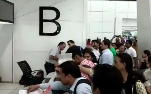 ଏୟାର ଇଣ୍ଡିଆର ବଡ ଅବହେଳା : ସିଟ୍ ସଂଖ୍ୟାରୁ ଅଧିକ ଟିକେଟ୍ କରିଥିଲା ବୁକ୍, ବୋର୍ଡିଙ୍ଗ ପାସ ରଦ୍ଦ ହେବାରୁ ବିମାନ ବନ୍ଦରରେ ଯାତ୍ରୀଙ୍କ ହଙ୍ଗାମା