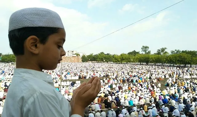 ଆକାଶରେ ଚାନ୍ଦ ଦିଶିଲା, ଆସନ୍ତାକାଲି ଦେଶବ୍ୟାପି ଧୂମଧାମରେ ପାଳନ ହେବ ‘ଇଦ୍’ ।