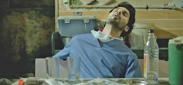 ସିନେମା ‘କବୀର ସିଂହ’ କୁ ନେଇ ମୁମ୍ବାଇରେ କେସ୍ କଲେ ଡାକ୍ତର ! ସିନେମାକୁ ପ୍ରେକ୍ଷାଳୟରେ ରୋକିବା ପାଇଁ କଲେ ଦାବି ।