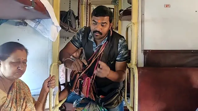 ଟ୍ରେନରେ ନେତାଙ୍କ ନକଲ କରି ସୋସିଆଲ୍ ମିଡିଆରେ ଭାଇରାଲ୍ ହୋଇଥିଲା ଖେଳନା ବିକାଳୀ ଅବିନାଶ ଦୁବେ ! ଏବେ ଗିରଫ କଲା ପୋଲିସ୍