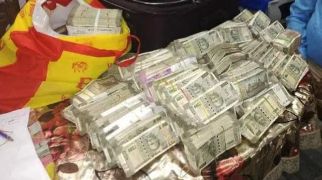 ଟଙ୍କାର ଗଦିରେ ଶୋଉଥିଲେ ସରକାରୀ ବାବୁ । ଯାଞ୍ଚ ବେଳେ ଟଙ୍କାର ଗଦି ଦେଖି ଭିଜିଲାନ୍ସ ଅଧିକାରୀଙ୍କ ହୋସ ଉଡିଲା, ଟଙ୍କା ଗଣିବାକୁ ମଗାଇବାକୁ ପଡିଲା ମେସିନ୍