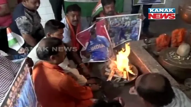 ଭାରତର ବିଜୟ ପାଇଁ ଦେଶର ବିଭିନ୍ନ ସ୍ଥାନରେ ଫ୍ୟାନ୍ସଙ୍କ ପୂଜାର୍ଚ୍ଚନା : ଗଙ୍ଗା ନଦୀ ଭିତରେ ଅଂଟାଏ ପାଣିରେ ଫ୍ୟାନ୍ସ କଲେ ଗଙ୍ଗା ଆଳତୀ