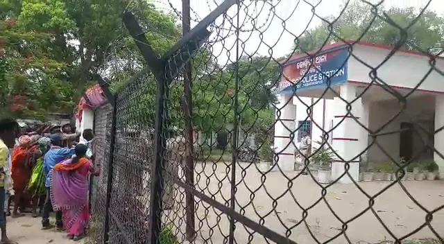 କୁକୁଡା ଲଢେଇକୁ ନେଇ ମହାଭାରତ ! ପୁଲିସ ମାଡରେ ଜଣକର ମୃତ୍ୟୁ ଅଭିଯୋଗ ଆଣି ତାତିଲେ ଲୋକେ, କୋଡିଙ୍ଗା ଥାନାରେ ଭଙ୍ଗାରୁଜା, ସୁରକ୍ଷାକର୍ମୀଙ୍କୁ ଆକ୍ରମଣ