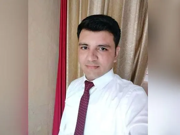 ଉଦାହରଣ ପାଲଟିଲେ ବିଜୟ । ୩୫ଟି ପରୀକ୍ଷାରେ ବିଫଳ ହେବା ପରେ ମଧ୍ୟ ଭାଙ୍ଗିନଥିଲା ମନୋବଳ, ୬ ବର୍ଷର କଠିନ ପରିଶ୍ରମ ପରେ ଆଇପିଏସ ଅଫିସର ବନିଲେ ବିଜୟ ।