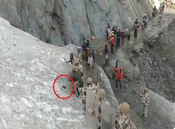 ସାହସୀ ଯବାନଙ୍କୁ ସଲାମ । ପାହାଡ ଉପରୁ ଖସୁଥିଲା ବଡ ବଡ ପଥର, ସୁରକ୍ଷା ଢାଲ ହୋଇ ଛିଡା ହେବା ସହ ବଞ୍ଚାଇଲେ ଶ୍ରଦ୍ଧାଳୁଙ୍କ ଜୀବନ । ଦେଖନ୍ତୁ ସେହି ସମୟର ଛାତିଥରା ଦୃଶ୍ୟ ।