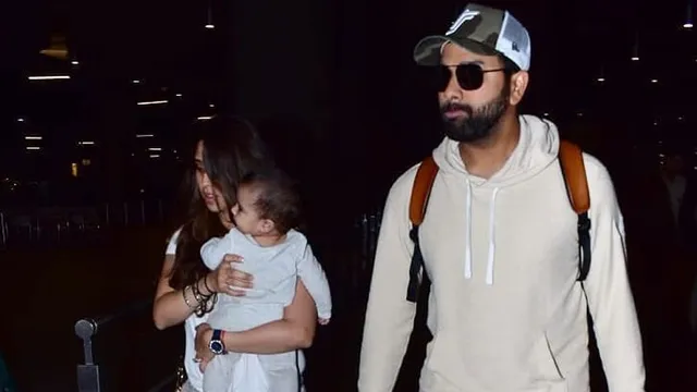 ଟିମ୍ ଭିତରେ ସବୁ କିଛି ଠିକ୍ ଅଛି ତ? ଇଂଲଣ୍ଡରେ ପୂରା ଟିମକୁ ଛାଡି ଭାରତ ଫେରିଲେ ରୋହିତ ଶର୍ମା, କାଲି ଫେରିବେ ଅନ୍ୟ ଖେଳାଳି ।ଦେଖନ୍ତୁ ଭିଡ଼ିଓ ।