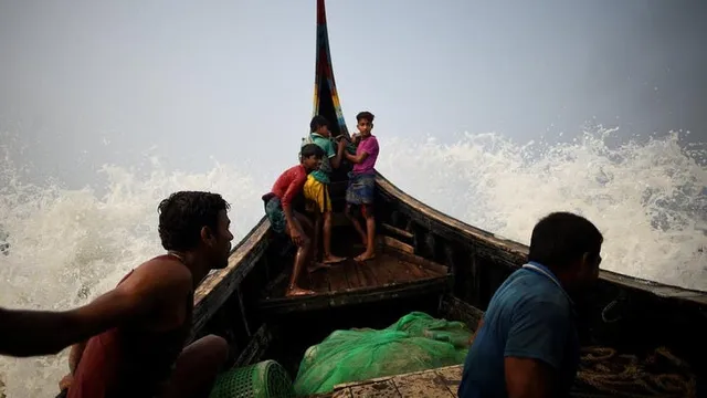 ଯାହାକୁ ରଖିବେ ଅନନ୍ତ ! ଅକାତକାତ ସମୁଦ୍ର ଗର୍ଭରେ ୫ ଦିନ ରହିବା ପରେ ଜୀବିତ ଅବସ୍ଥାରେ ଫେରିଆସିଲା ମତ୍ସ୍ୟଜୀବୀ , ଗାଁ ଠାରୁ ୬୦୦ କି.ମି. ଦୂରରୁ କରାଗଲା ଉଦ୍ଧାର