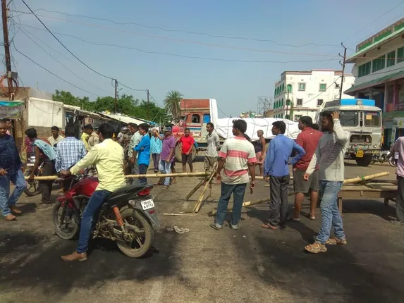 ପାଟକୁରା ନିର୍ବାଚନ ପୂର୍ବରୁ ଅଶାନ୍ତ କେନ୍ଦ୍ରାପଡା । ଗୁଲନଗରରେ ଗୁଳିକାଣ୍ଡ ଘଟଣାରେ ରାସ୍ତା ଅବରୋଧ କଲେ ସ୍ଥାନୀୟ ଲୋକେ ।