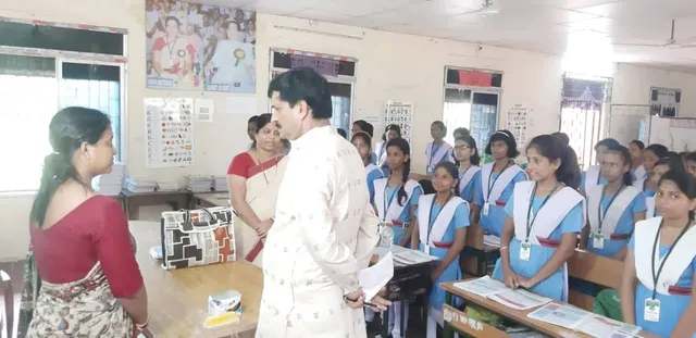 ହଠାତ୍ ବିଦ୍ୟାଳୟ ପରିଦର୍ଶନରେ ପହଁଚିଲେ ଗଣଶିକ୍ଷା ମନ୍ତ୍ରୀ । ବିଳମ୍ବିତ ଶିକ୍ଷକଙ୍କୁ ମାଗିଲେ କୈଫୟତ