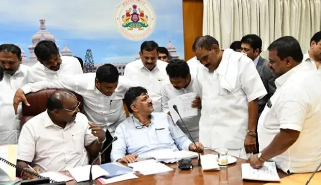 କର୍ଣ୍ଣାଟକରେ ପୁଣି ଆରମ୍ଭ ହେଲା ରିସୋର୍ଟ ରାଜନୀତି : ଆସ୍ଥା ଭୋଟ ପୂର୍ବରୁ ରିସୋର୍ଟରେ ରହୁଛନ୍ତି ବିଧାୟକ