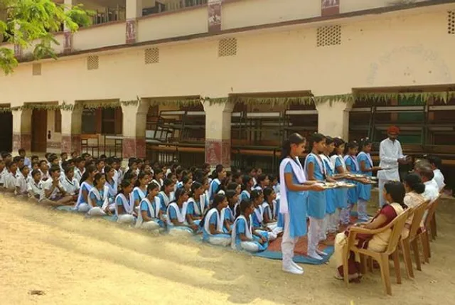 ହାଇସ୍କୁଲରେ ଧନ୍ଦାମୂଳକ ଶିକ୍ଷାର ବିକଳ ରୂପ : ୱେବସାଇଟ୍ ଦେଖି ପାଠି ପଢ଼ାଉଛନ୍ତି ଶିକ୍ଷକ, ପାଠ୍ୟକ୍ରମ ଅନୁଯାୟୀ ପାଠ୍ୟପୁସ୍ତକ ନାହିଁ