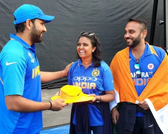 ହିଟ୍ ମ୍ୟାନଙ୍କ ଛକାରେ ଆହତ ହେଲେ ଯୁବତୀ : ଅଟୋଗ୍ରାଫ୍ ସହ ଟୋପି ଦେଇ ପ୍ରଶଂସିକାଙ୍କ ମନ ଜିଣିଲେ ରୋହିତ