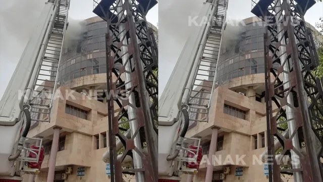 ଦିଲ୍ଲୀରେ ଭୟଙ୍କର ଅଗ୍ନିକାଣ୍ଡ, ହୁତୁହୁତୁ ହୋଇ ଜଳିଲା ସ୍ୱାସ୍ଥ୍ୟ ସେବା ମହାନିର୍ଦ୍ଦେଶାଳୟ କାର୍ଯ୍ୟାଳୟ । ନିଆଁ ଲିଭା ପାଇଁ ୨୨ ଦମକଳ ଗାଡି ନିୟୋଜିତ