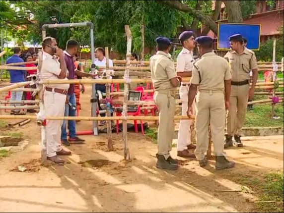 କଡ଼ା ସୁରକ୍ଷା ବ୍ୟବସ୍ଥା ଭିତରେ ଚାଲିଛି ପାଟକୁରା ଭୋଟ ଗଣତି : ଗଣତି କେନ୍ଦ୍ର ବାହାରେ ପ୍ରମୁଖ ତିନି ଦଳର ସମର୍ଥକଙ୍କ ଭିଡ଼