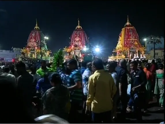 ଶ୍ରୀଗୁଣ୍ଡିଚା ମନ୍ଦିର ଆଗରେ ତିନି ଠାକୁର । ଆଜି ଅପରାହ୍ନରେ ଆଡପମଣ୍ଡପକୁ ବିଜେ କରିବେ ଚତୁର୍ଦ୍ଧାମୁରତି