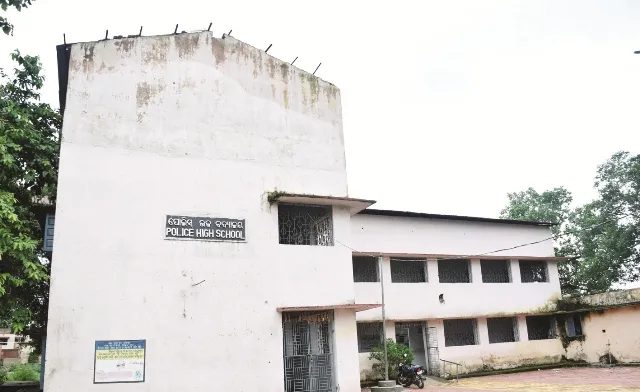 ଶିକ୍ଷା ବ୍ୟବସ୍ଥାର କରୁଣ ସ୍ଥିତି !  ପିଲାଙ୍କୁ ପାଠ ପଢାଇବା ଲାଗି ନାହାନ୍ତି ଶିକ୍ଷକ, ହୋମଗାର୍ଡଙ୍କ ହାତରେ ପିଲାଙ୍କ ଭବିଷ୍ୟତ