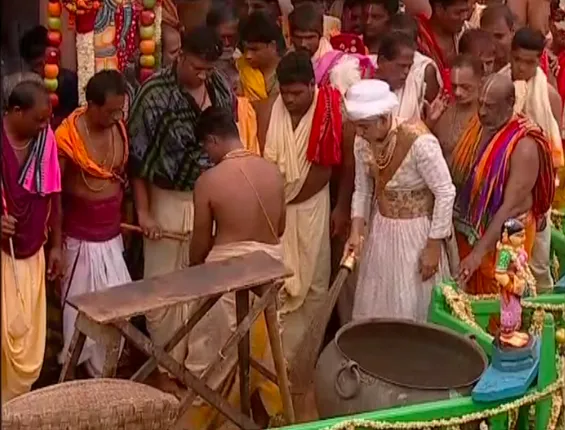 ରଥାରୂଢ ତିନିଠାକୁରଙ୍କ ଆରମ୍ଭ ହେଲା ଛେରା ପହଁରା ନୀତି। ରାଜା ବେଶରେ ରଥରେ ଗଜପତି ମହାରାଜଙ୍କ ଛେରାପହଁରା