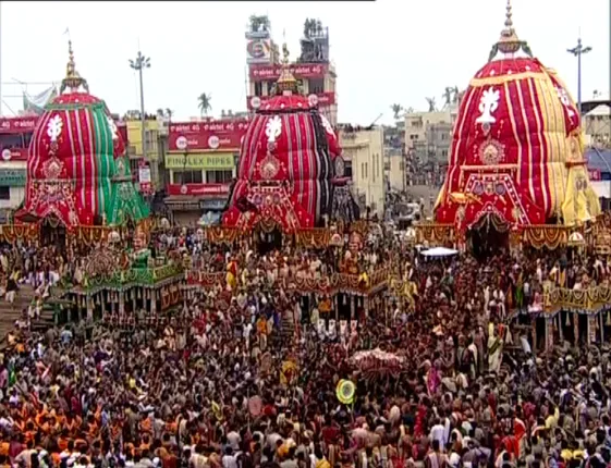 ଭକ୍ତ ଭଗବାନ ଏକାକାର : ବଡ଼ଦାଣ୍ଡରେ ଗଡ଼ୁଛି ରଥ