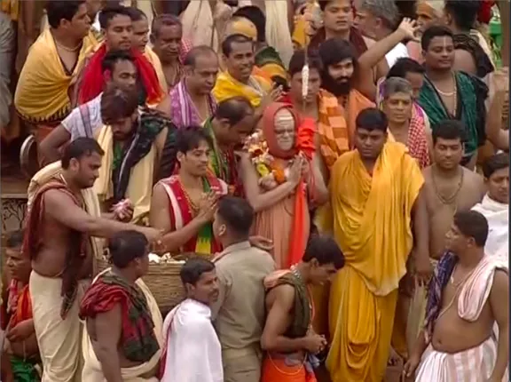 ରଥାରୂଢ଼ ଠାକୁରଙ୍କୁ ଦର୍ଶନ କଲେ ଶଙ୍କରାଚାର୍ଯ୍ୟ  . .