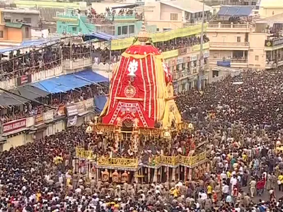 ଗଡିଲା ମହାପ୍ରଭୁ ଜଗନ୍ନାଥଙ୍କ ରଥ ! ନନ୍ଦିଘୋଷକୁ ଟାଣି ନେଉଛନ୍ତି ଲକ୍ଷ ଲକ୍ଷ ଶ୍ରଦ୍ଧାଳୁ, ଘଣ୍ଟକାହାଳୀରେ ପ୍ରକମ୍ପିତ ହେଉଛି ବଡଦାଣ୍ଡ ।