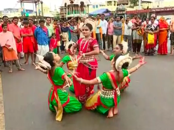 ପୁରୀରେ ଆଜି ଦ୍ୱିତୀୟ ବଡଦାଣ୍ଡ ମହୋତ୍ସବ । ନୋ ପାର୍କିଂ ସ୍ଥାନରେ ଆକର୍ଷଣୀୟ ରଙ୍ଗୋଲୀ ଓ ଝୋଟି ଅଙ୍କନ