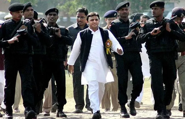 ଅଖିଲେଶ୍ ଙ୍କ ଉପରୁ ହଟିବ Z-Plus ସୁରକ୍ଷା ! ଅଖିଲେଶ୍ ଯାଦବଙ୍କ ଉପରୁ ‘ବ୍ଲାକ୍ କ୍ୟାଟ୍’ ସୁରକ୍ଷାକୁ ହଟାଇବେ ସରକାର , ତାଲିକାରେ ରହିଛି ୧୨ ଭିଆଇପିଙ୍କ ନାଁ ।