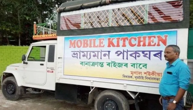 ବିଧାୟକ ହେବ ତ ଏମିତି । ଜୀବନ ମରଣ ସହ ସଂଘର୍ଷ କରୁଥିବା ବନ୍ୟା ପୀଡିତଙ୍କ ନିକଟରେ ପହଞ୍ଚାଇଲେ ରନ୍ଧାଖାଦ୍ୟ, ମାଗଣାରେ ବାଣ୍ଟିଲେ ଔଷଧ ।