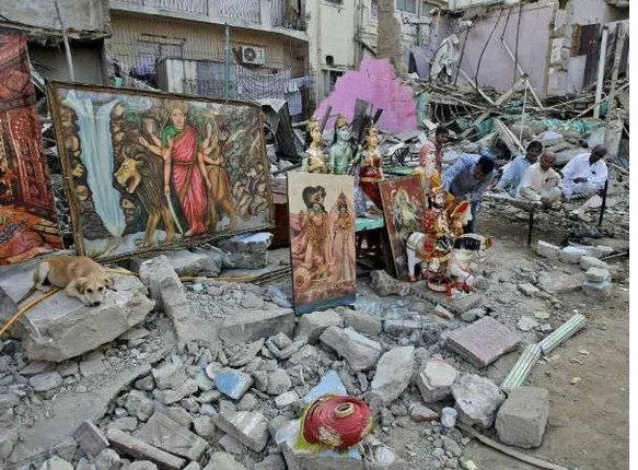 ଝିମିଟି ଖେଳରୁ ମହାଭାରତ ! ସାମାନ୍ୟ ବାଇକ୍ ପାର୍କିଙ୍ଗ୍ ଘଟଣାକୁ ନେଇ ଦୁଇ ସଂପ୍ରଦାୟ ମଧ୍ୟରେ ଗଣ୍ଡଗୋଳ , ବଳି ପଡିଗଲା ୧୦୦ ବର୍ଷ ତଳର ମନ୍ଦିର ।