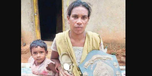 କେବେ ଫୁଟବଲ୍ ପଡିଆରେ ପ୍ରତିପକ୍ଷଙ୍କୁ ଧୂଳି ଚଟାଉଥିବା ଖେଳାଳୀ ଏବେ ପେଟଚାଖଣ୍ଡକ ପାଇଁ ଚରାଉଛନ୍ତି ଛେଳି ! ଅଲୋଡା ହୋଇପଡିଛି ରାଜ୍ୟସ୍ତରୀୟ ଟ୍ରଫି