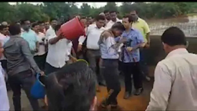 କଂଗ୍ରେସ ବିଧାୟକଙ୍କ ଦବଙ୍ଗଗିରି । ସର୍ବସମ୍ମୁଖରେ ଇଞ୍ଜିନିୟରଙ୍କ ଉପରେ ଢାଳିଲେ କାଦୁଅ ପାଣି, ଭିଡିଓ ହେଲା ଭାଇରାଲ ।