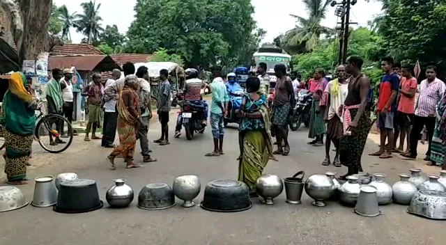 ପାଣି ପାଇଁ ରାସ୍ତାରୋକ: ନୀଳଗିରି ବୋଗୀଶିଳା ପଞ୍ଚାୟତରେ ବର୍ଷା ଦିନରେ ବି ପିଇବା ପାଣିର ସମସ୍ୟା