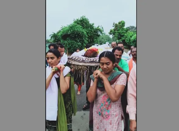 ପଦାରେ ପଡିଲା ଉପାନ୍ତ ଅଞ୍ଚଳର ହୁଗୁଳା ସ୍ୱାସ୍ଥ୍ୟସେବା ! ସରକାରୀ ଡାକ୍ତରଖାନାରେ ଉଚିତ ସୁବିଧା ନପାଇ ବାପାଙ୍କ ମୃତ୍ୟୁ ହୋଇଥିବା ଅଭିଯୋଗ ଆଣିଲେ ପଟ୍ଟନାୟକ ପରିବାର